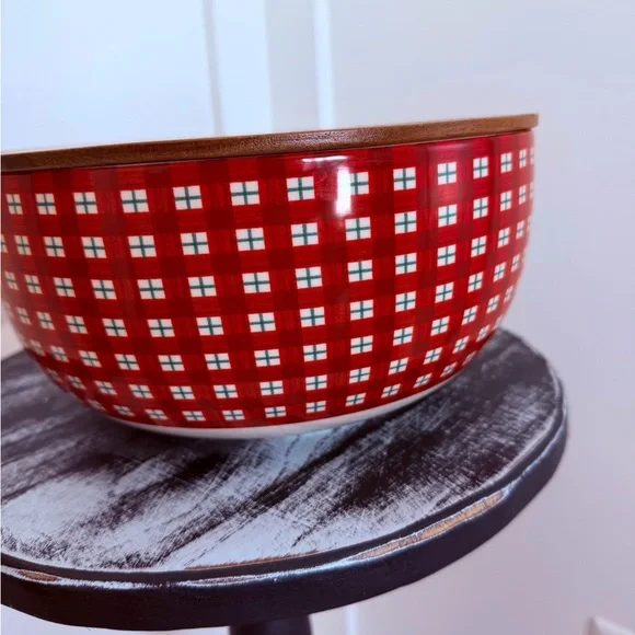 The Pioneer Woman Wishful Winter Plaid Ceramic Bowl Set with wooden lids - Picture 4 of 11